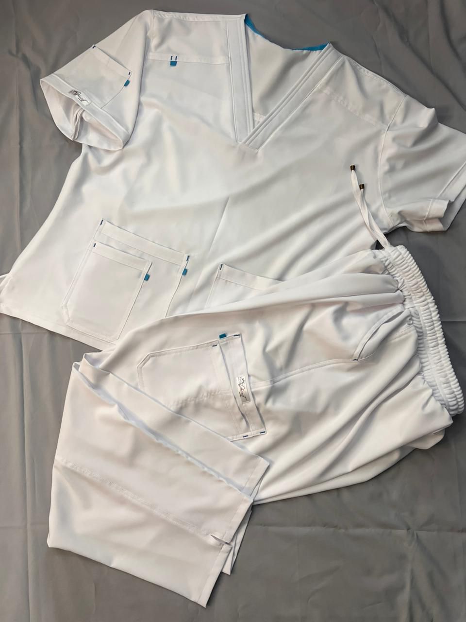 SCRUBS CUELLO "V" - Image 2