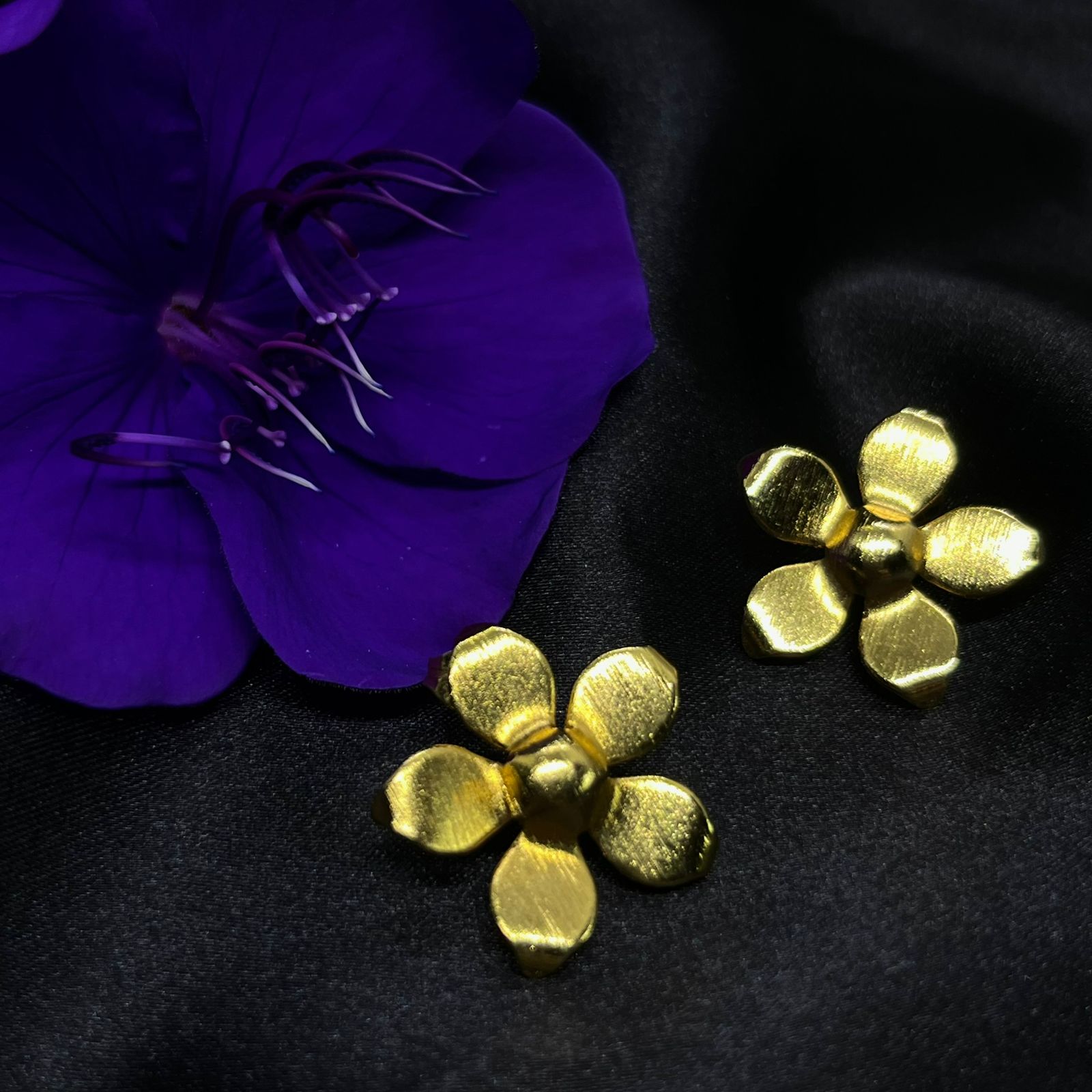 ARETES JAZMÍN DORADO - Image 1