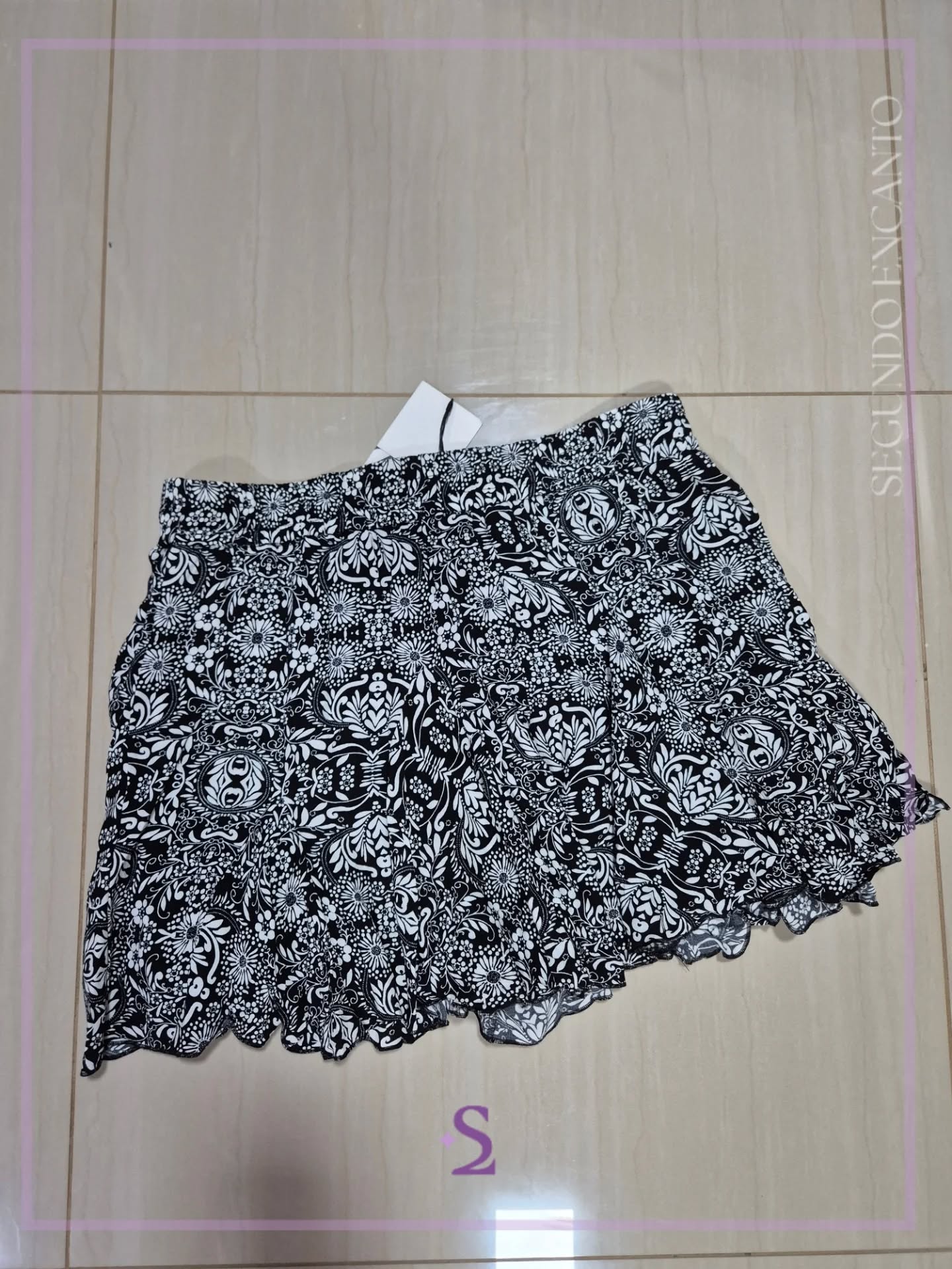 Short simula falda floreado blanco y negro L - Image 4