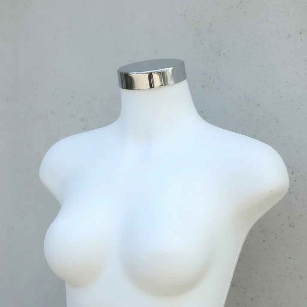 Maniquí Dama Completo Plástico color blanco Exhibidor Con Base - Image 1