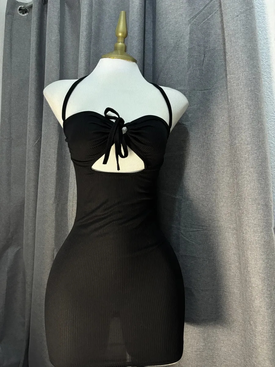 Maniquí Femenino 3/4 Tipo Buchón con Base Resistente | Negro/Blanco/Gris - Image 2