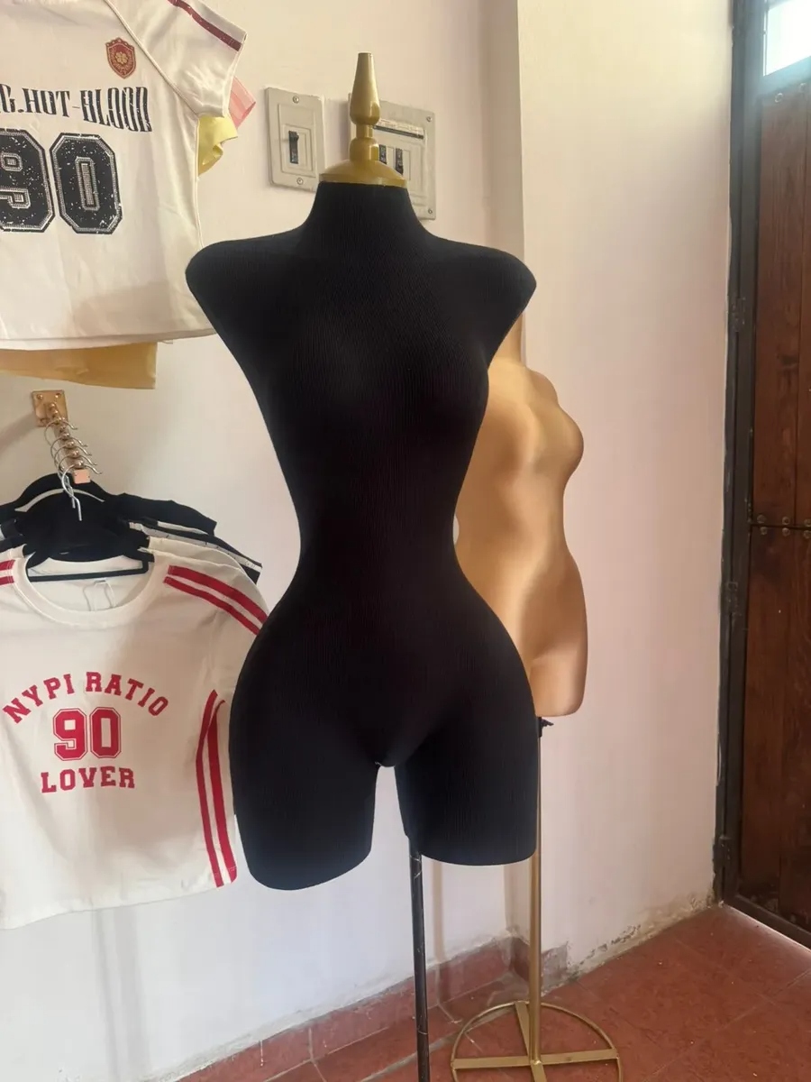 Maniquí Femenino 3/4 Tipo Buchón con Base Resistente | Negro/Blanco/Gris - Image 4
