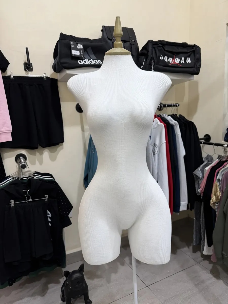 Maniquí Femenino 3/4 Tipo Buchón con Base Resistente | Negro/Blanco/Gris - Image 8
