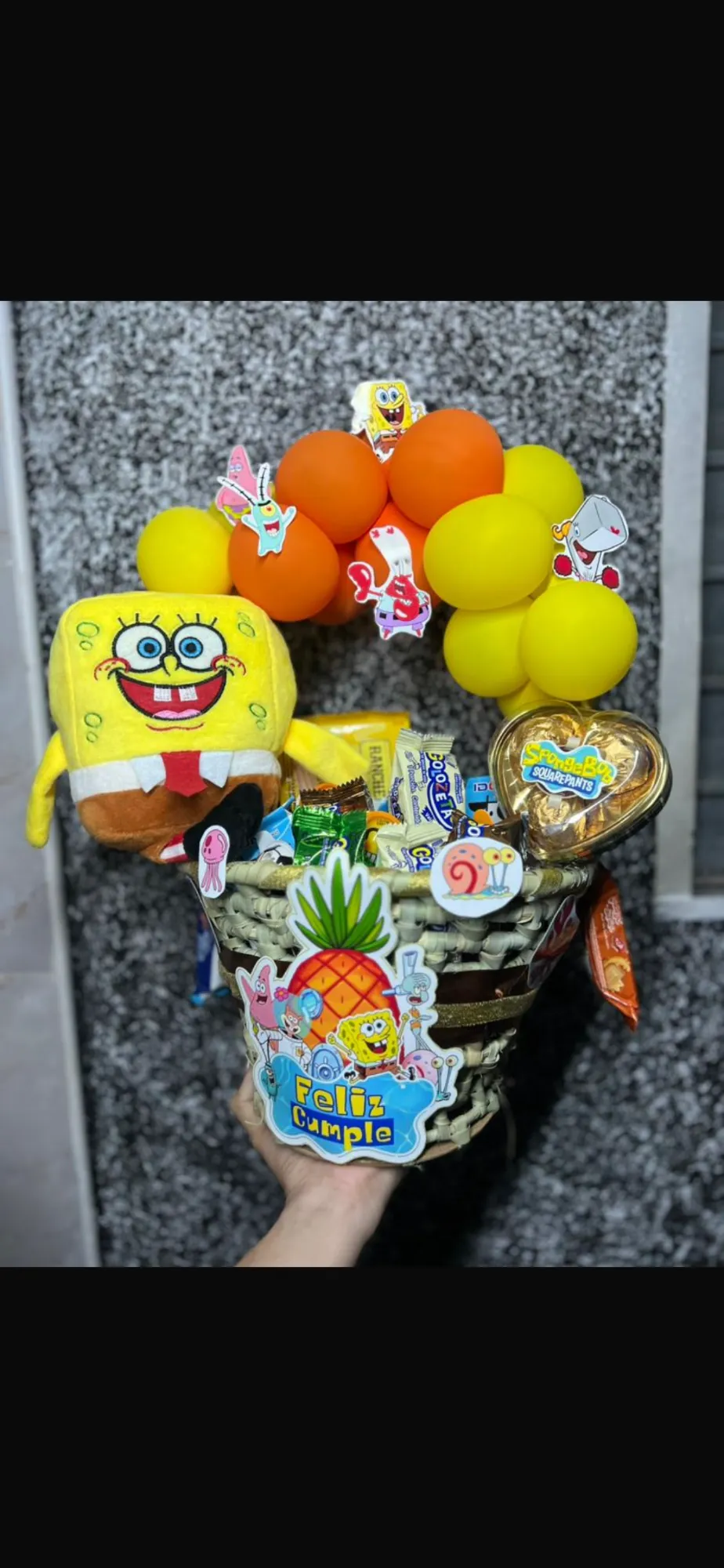 cesta con confituras y peluches
