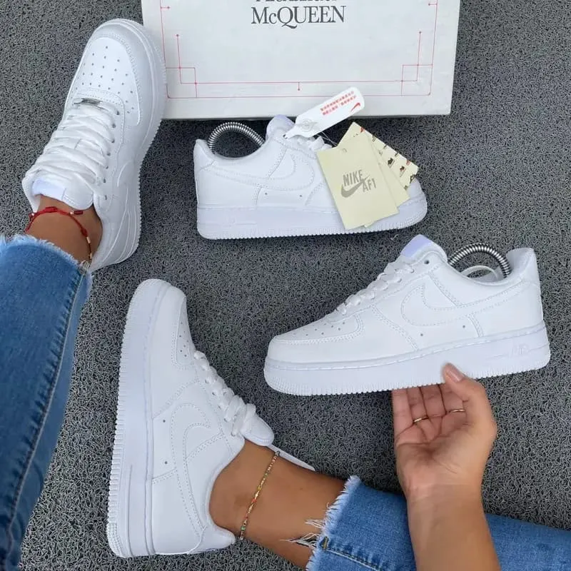 Nike Air Force 1 '07 en color blanco total (Triple White).