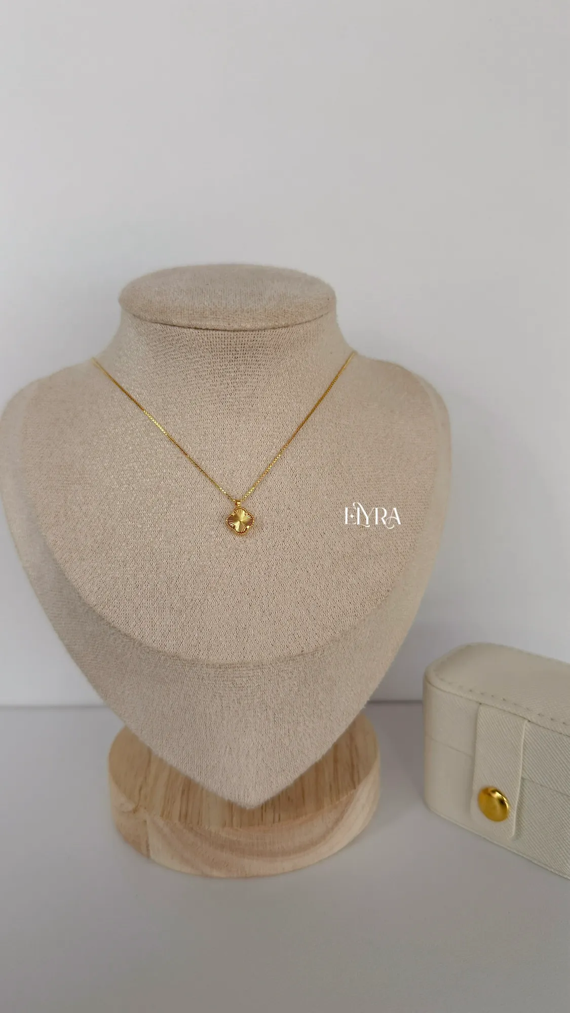 Cadena mini trébol dorado