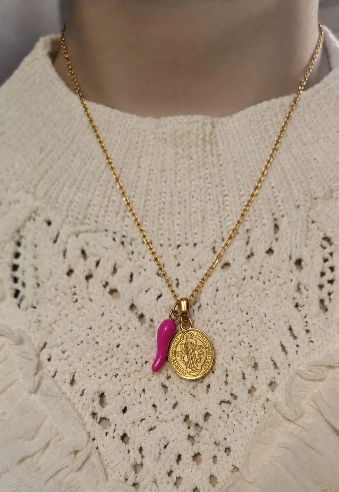 Cadena y dije en acero dorado san benito y Cornicello napolitano fucsia