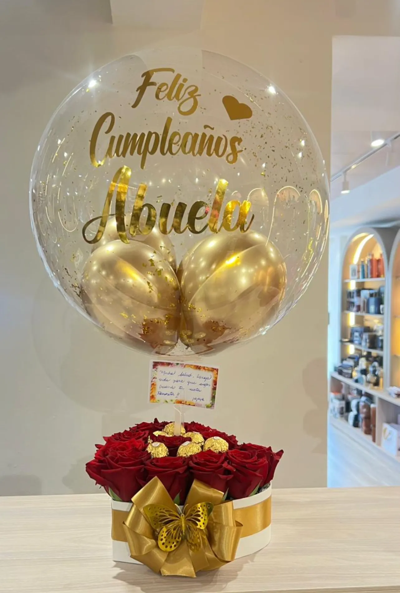 Arreglo de Flores con Globo Personalizado - Image 2